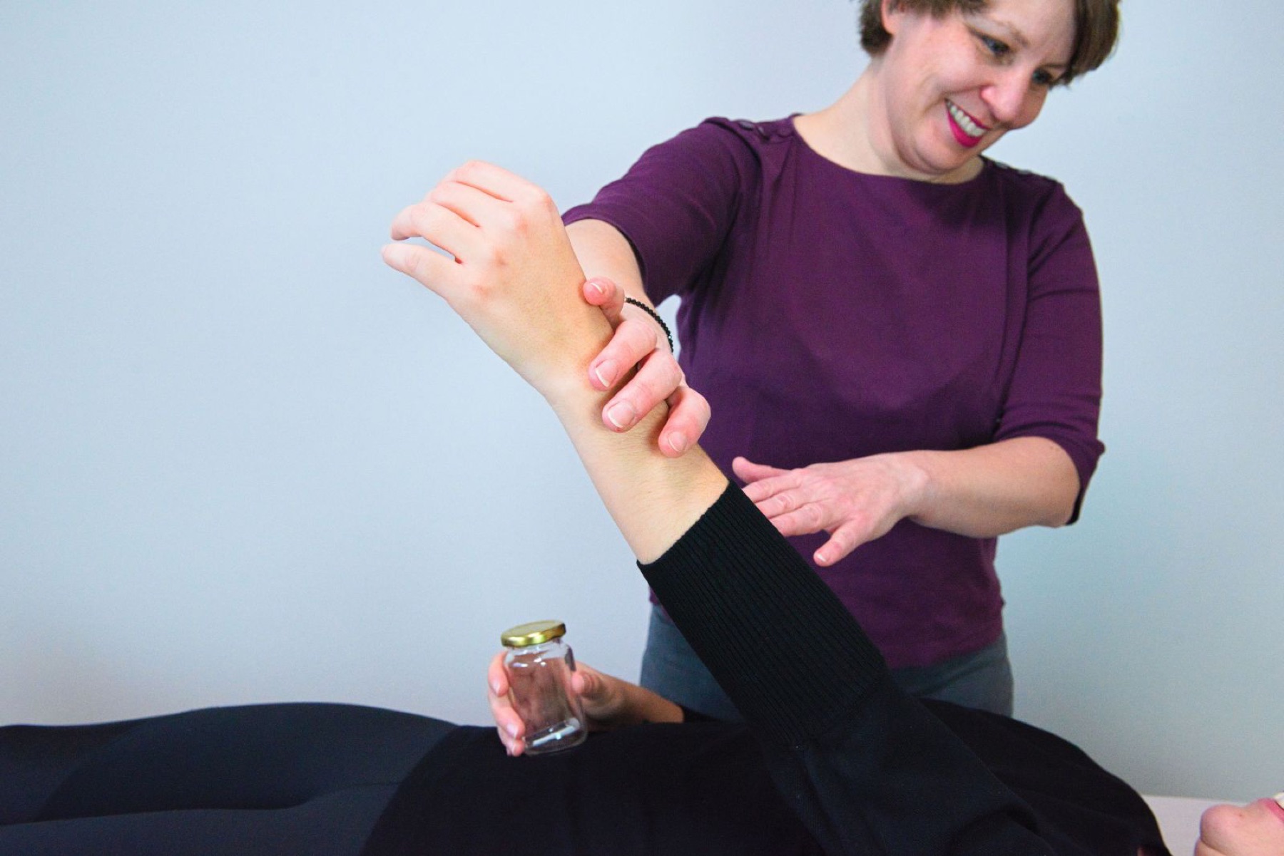 Karin Feil bei einer energetischen Anwendung am Arm