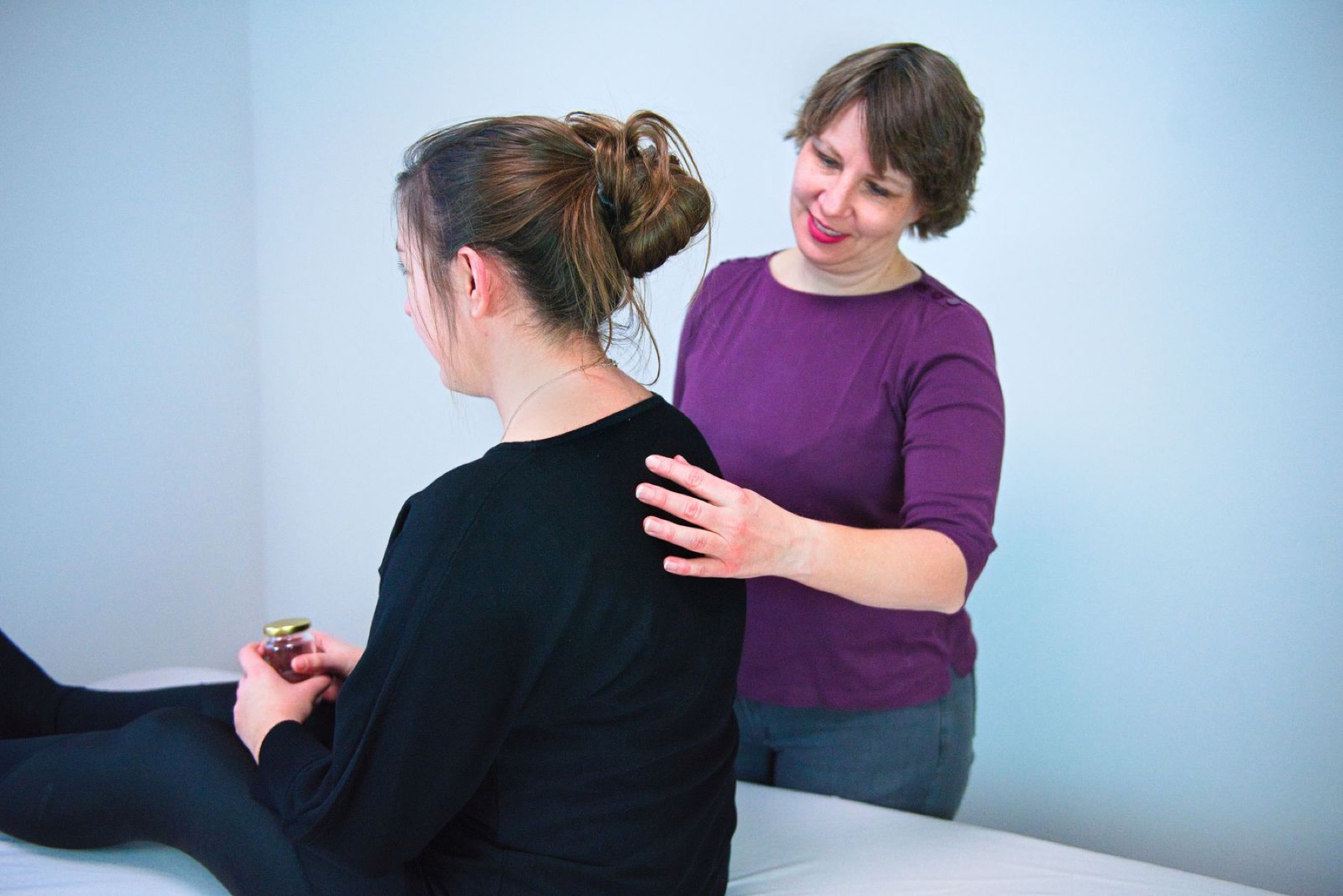 Karin Feil bei einer Restart-Your-Body-Behandlung