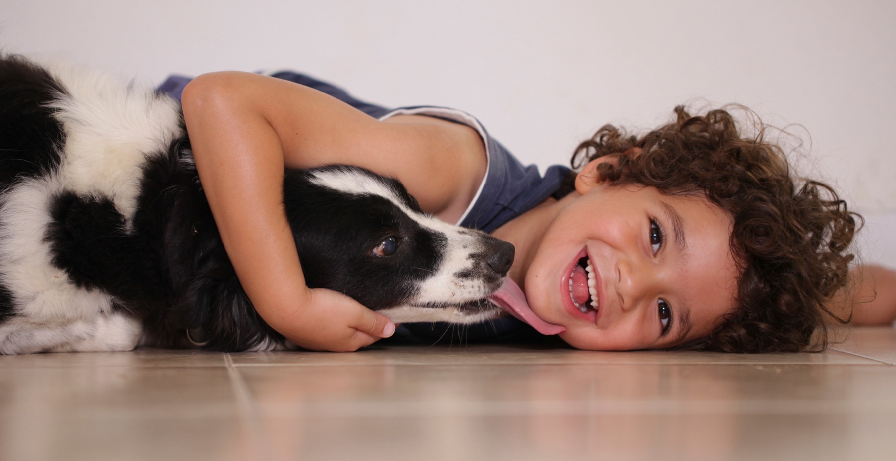 Kind mit Hund zu Hause