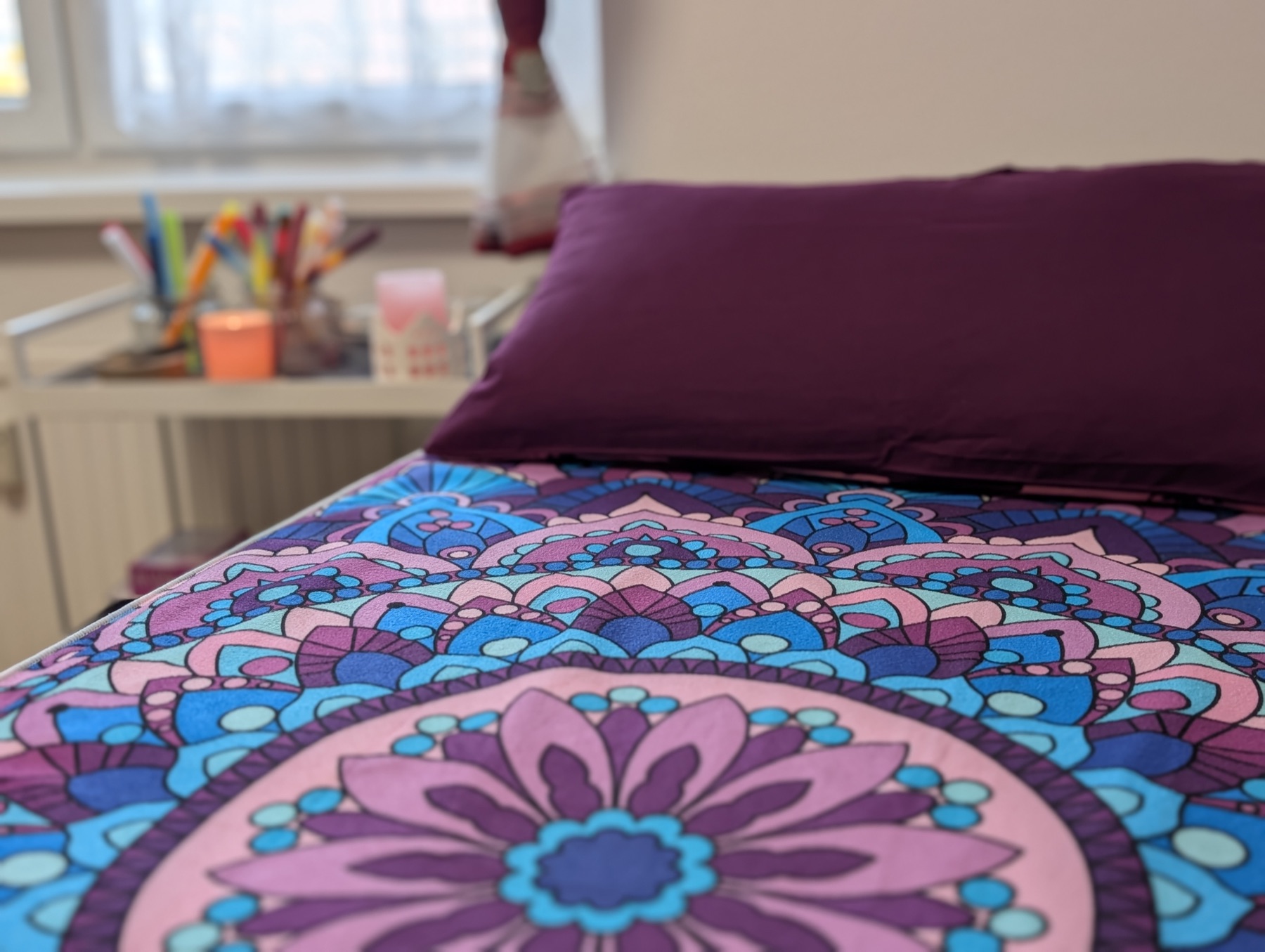 Behandlungsliege mit Mandala-Tuch